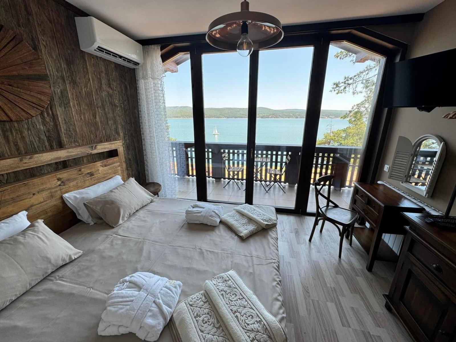 Villa Iskar Lake Residence By Bookvillabg Shtarkelovo Gnezdo エクステリア 写真
