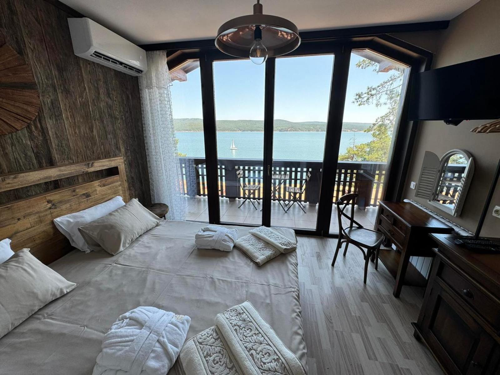 Villa Iskar Lake Residence By Bookvillabg Shtarkelovo Gnezdo エクステリア 写真